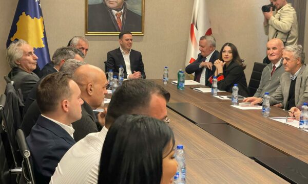 Nis mbledhja e Kryesisë së LDK së  diskutohet për  mos dorëheqjen e Abdixhikut