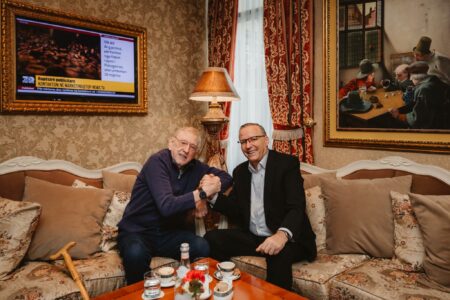 Hamza takohet me Walker: Në janar 1999 ai i dha jehonë botërore krimit serb në Reçak