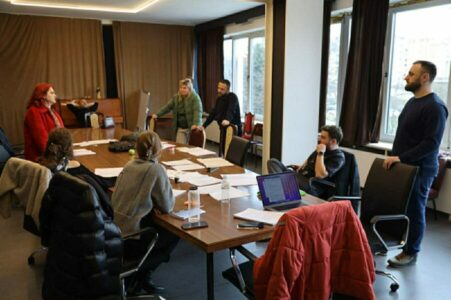 Aktori Edi Kastrati dhe Teatri “Hadi Shehu” në Gjakovë në mbështetje të marshit “Drejtësi, jo politikë” më 17 shkurt