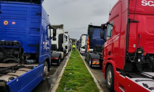 Protesta e transportuesve bllokoi pikat kufitare, OEK thirrje BE-së: Pasojat janë serioze për bizneset kosovare, ndërhyni urgjentisht