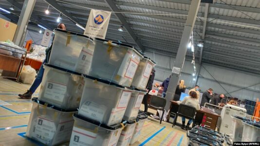 Numëruesit e QNR-së ankohen se po punojnë pa asnjë ditë pushim: “Bukën e hamë në tavolinat e numërimit”