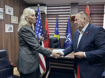 Kryeveteranja amerikane vjen në Kosovë – viziton OVL-UÇK-në