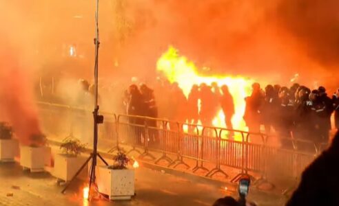 Eskalon protesta në Shqipëri, protestuesit hedhin molotovë- pesë policë përfundojnë në spital me djegie