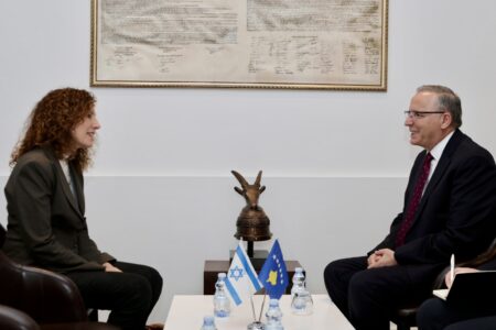 Hamza takohet me ambasadoren e Izraelit në Kosovë, flasin edhe për zhvillimet politike