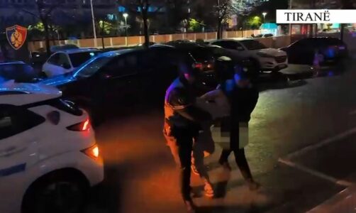 19-vjeçari plagos bashkëmoshatarin me thikë, arrestohet nga policia