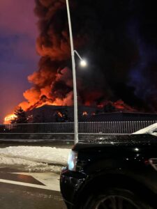 Zjarri i madh në një objekt në Gjakovë, Policia: Nuk ka të lënduar