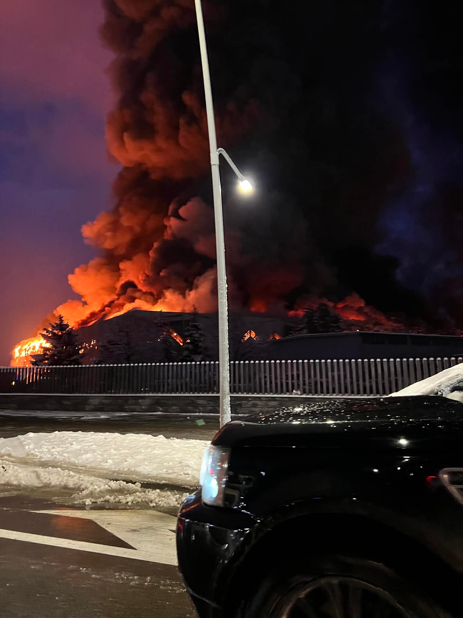 Zjarri i madh në një objekt në Gjakovë  Policia  Nuk ka të lënduar