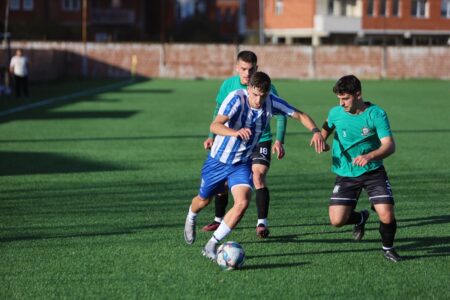Me zemër në fushë e këmbë të shpejta: Enis Hoxha, talenti nga Fushë Kosova që nuk kalon pa u vënë re