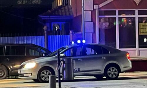 Aksident mes një veture e motoçiklete në Prishtinë, lëndohet një person