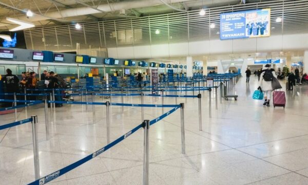Kaos në aeroportet greke  pezullohen fluturimet
