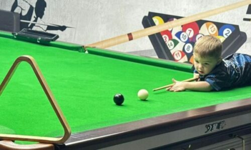 Talenti i lindur i bilardos: Pa i mbushur tri vjet, i vendos dy rekorde “Guinnes”
