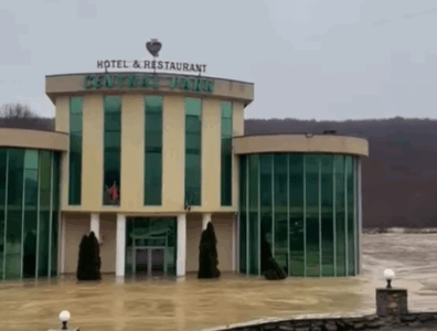 Drini i Bardhë del nga shtrati, përmbyt restoranet në Volljakë të Klinës