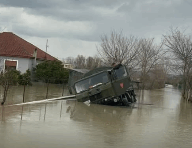 U nis t’i ndihmojë banorët në Durrës, automjeti i ushtrisë bllokohet në ujë