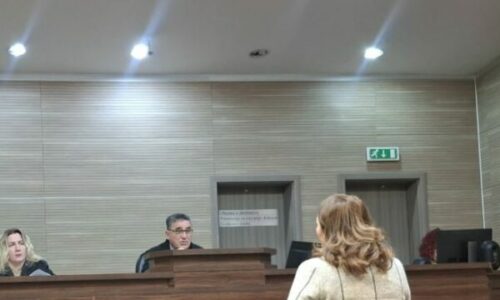 “Burrin e ki në UÇK”, dëshmitarja tregon se si u dëbuan nga shtëpitë në Izbicë dhe maltretimet që ua bënë forcat serbe