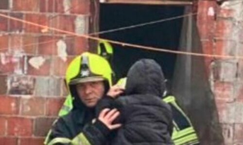 Foto e ditës: Zjarrfikësit heronj në Gjakovë, shpëtojnë disa fëmijë pas vërshimeve