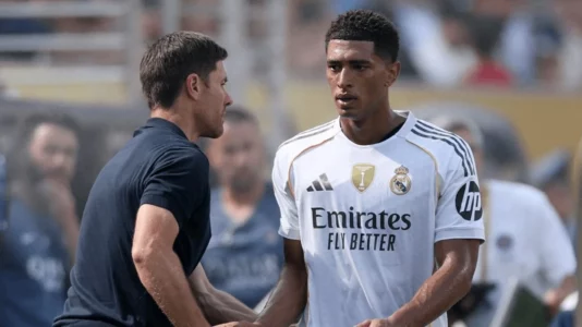 Bellingham shpërthen në rrjetet sociale pas shkarkimit të Xabi Alonsos