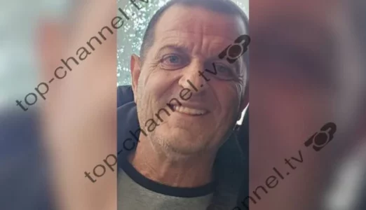 Plagosi vajzën e tij dhe kolegun e saj në Durrës, ky është autori 56-vjeçar
