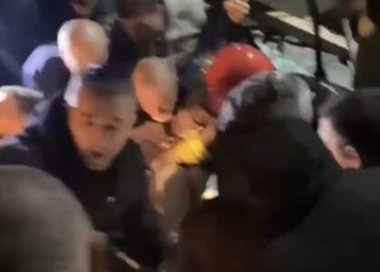 Pamje: Momenti kur qytetarët e nxjerrin nga vetura shoferin që mbeti i ngujuar pas shenbjes së murit në Han të Elezit