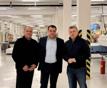 Taulant Balla viziton “Devollin”: Punësojnë 10 mijë persona, lajm i mirë rifillimi i prodhimit në fabrikë