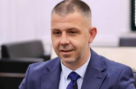 Presion institucional në Luginë: Flamuri kombëtar çon kreun e Këshillit të Shqiptarëve në gjykatë