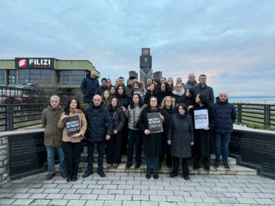 Familjarët e heronjve Zahir Pajaziti, Hakif Zejnullahu e Edmond Hoxha në mbështetje të marshit “Drejtësi, jo politikë” me 17 shkurt