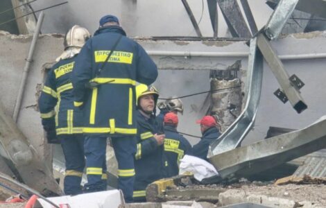 Zjarr i madh në një fabrikë në Greqi, vdesin tri gra