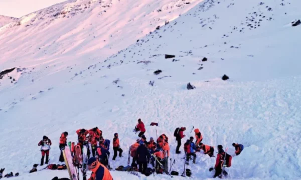 Fundjavë e zezë në Alpe  tetë skiatorë të vdekur brenda një dite nga orteqet