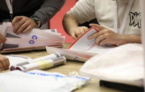 Numërohen të gjitha votat nga ambasadat, fillon numërimi i atyre me postë – Mbi 27 mijë pako të aprovuara