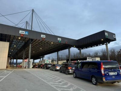 Mbi 2 orë pritjet e mërgimtarëve për të dalë nga Kosova