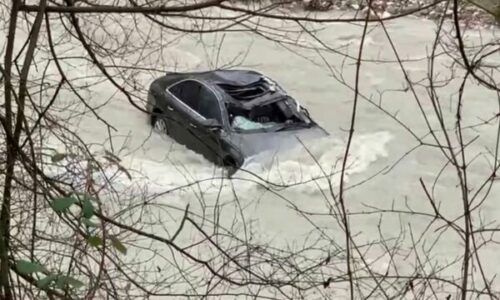 Një veturë bie në përroin e Klosit, dyshohet se shoferi është marrë nga rrjedha e ujit
