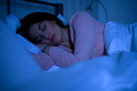 Katër fazat e gjumit dhe çfarë ndodh në secilën prej tyre