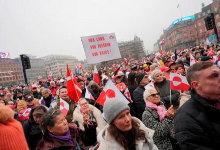 Protestuesit në Danimarkë mbështesin Grenlandën pas kërcënimit të Trumpit për pushtim
