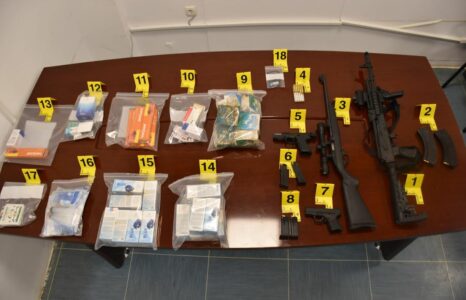 Kontrollohen pronat e Arianit Sllamnikut, i konfiskohen armë e medikamente