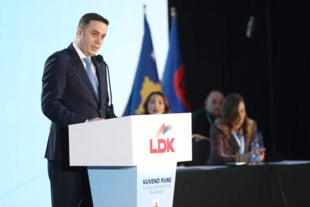 Abdixhiku dorëzon dorëheqjen para Kuvendit të LDK-së, vendimi i lihet delegatëve