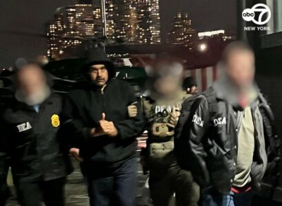 ABC News publikon foto të reja të Maduros dhe gruas së tij gjatë transferimit në SHBA