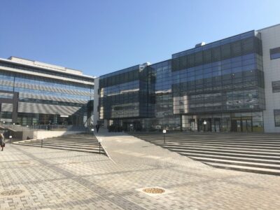 Mungon njëri i akuzuar, shtyhet seanca për grabitjen e afër 1 milion eurove dhe mbi 46 mijë dollarëve