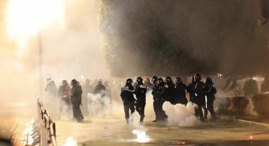 Mes përplasjeve dhe tensioneve, lirohen 19 protestuesit e arrestuar në Shqipëri