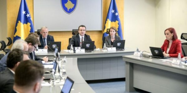 Qeveria në detyrë mban mbledhje elektronike, merr dy vendime