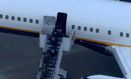 Momenti kur Maduro nxirret na aeroplani, pas arritjes në New York