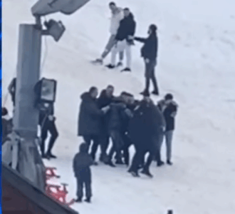 Aksidenti në Bogë: Motori i borës përplaset në shtyllë elektrike, katër persona të lënduar