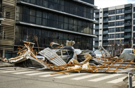 Paralajmërohen erëra të forta në kryeqytet, bëhet thirrje për kujdes