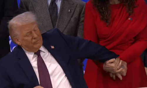 Osmani i rri prapa, Trump ia shtrëngon duart pasi e nënshkruan rezolutën inauguruese të Bordit të Paqes