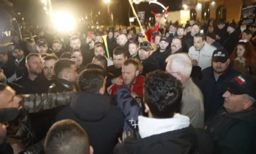 Protesta në Tiranë përpara kryeministrisë, tensione mes protestuesve dhe policisë