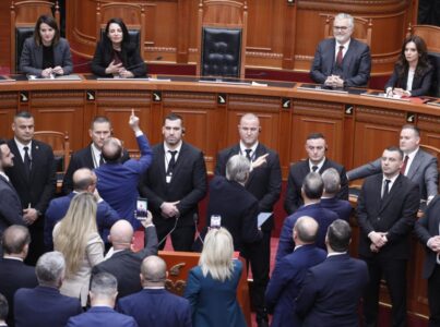 Tensione në Kuvendin e Shqipërisë: Opozita bllokon foltoren, pozita miraton projektligjet