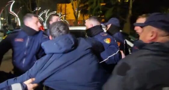 Përplasje fizike mes deputetit të PD-së dhe policisë gjatë protestës: Plehra, lëri çunat