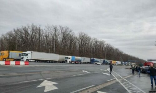 AKB: Bllokadat në kufij dhe rregullat e BE-së po shtrenjtojnë transportin dhe rrezikojnë furnizimin