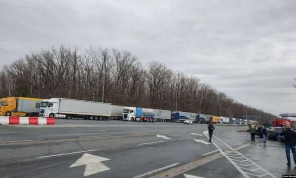 AKB  Bllokadat në kufij dhe rregullat e BE së po shtrenjtojnë transportin dhe rrezikojnë furnizimin