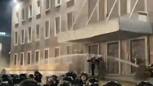 Protesta në Tiranë, pas hedhjes së molotovëve dhe fishekzjarreve-policia shpërndan turmën me ujë dhe gaz lotësjellës