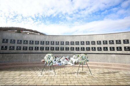 Ambasada britanike përkujton viktimat e Masakrës së Reçakut