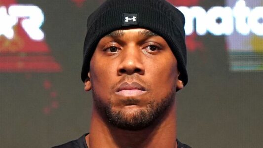 Zoti më mbajti pranë njerëzve të mëdhenj – reagimi prekës i Anthony Joshuas